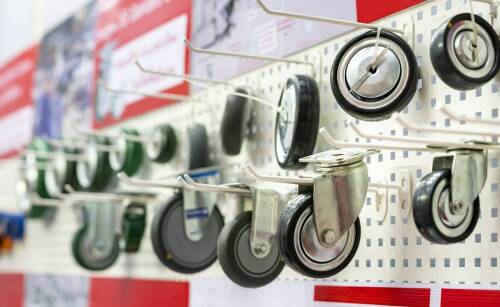 Zastosowanie kół z bieżnią poliuretanową w wózkach transportowych: korzyści i wyzwania
