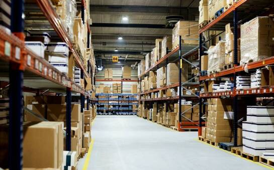 W jaki sposób optymalizować przestrzeń w hali magazynowej?