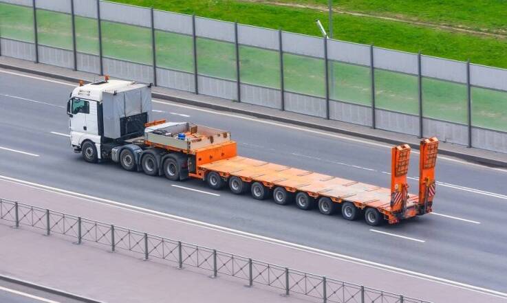 Jakie ładunki mogą być przewożone z wykorzystaniem transportu niskopodwoziowego? 