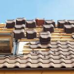 Jak zapewnić trwałość pokrycia dachowego na lata?