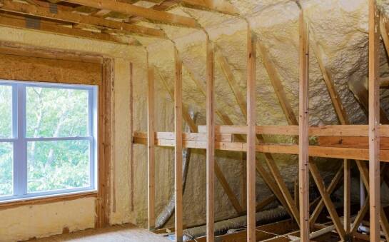 Jakie są najważniejsze cechy pianki poliuretanowej w ociepleniu poddasza?