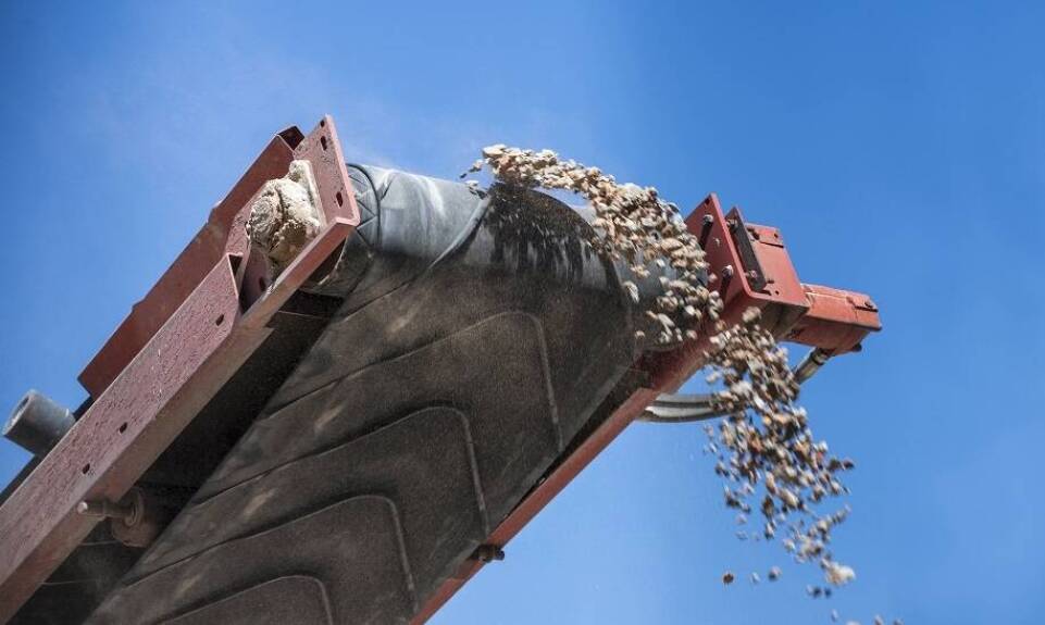 Jakie urządzenia wykorzystuje się do transportu materiałów sypkich?