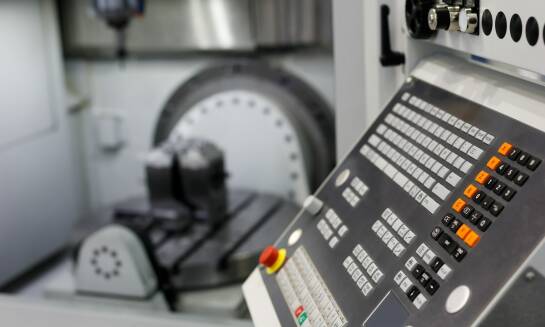 Frezowanie CNC a redukcja kosztów produkcji: jak to działa?