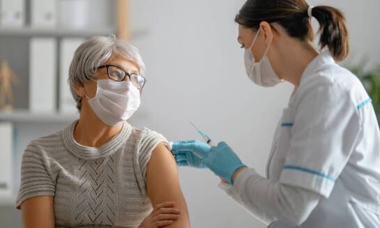 Dlaczego robienie zastrzyków w domu jest wygodne dla osób o ograniczonej mobilności?