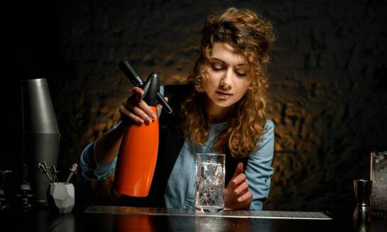 Drink bar na bankiecie – jak zapewnić niezapomniane wrażenia?