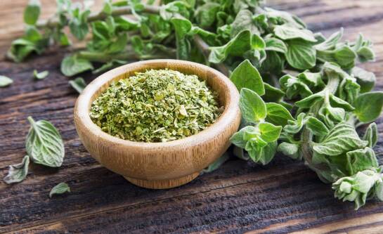 Przyprawy kuchni greckiej – aromaty, które tworzą smak