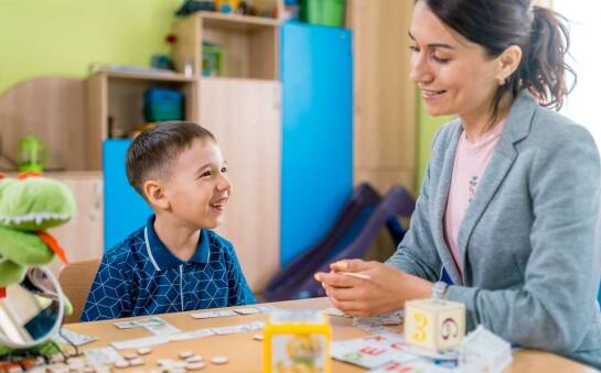 Znaczenie regularnych sesji z logopedą dla postępów w terapii