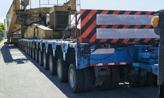 Bezpieczny transport materiałów budowlanych autem z windą