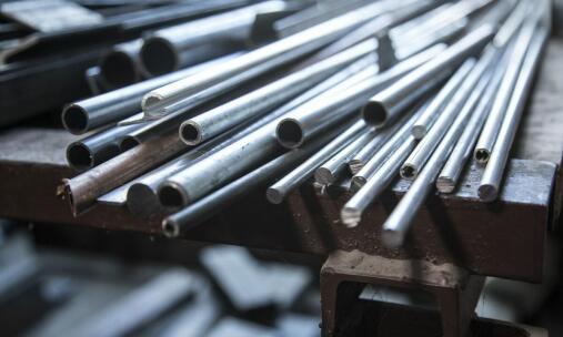 Zastosowanie prętów aluminiowych w systemach konstrukcyjnych – analiza przypadków