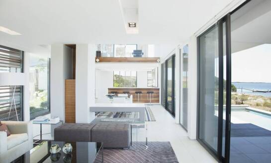 Dlaczego coraz więcej osób wybiera głośniki sufitowe do swoich wnętrz?