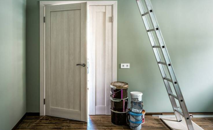 Jakie są różnice w montażu drzwi wewnętrznych ramowych i składanych?