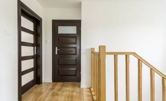 Drzwi drewniane z przeszkleniami – elegancja i funkcjonalność