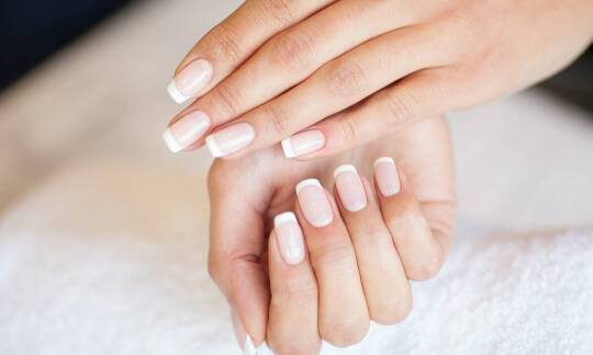 Manicure klasyczny – jak dbać o paznokcie między wizytami?