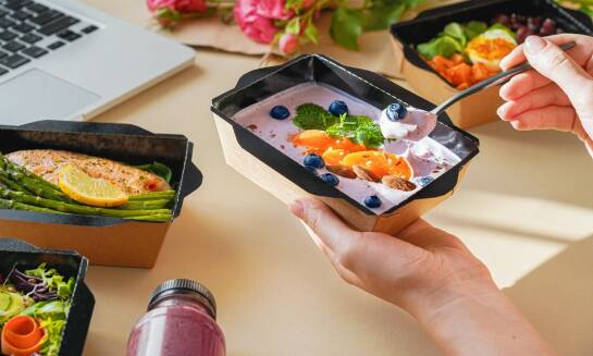 Zastosowanie folii błyszczącej do laminowania w branży spożywczej: bezpieczeństwo i estetyka