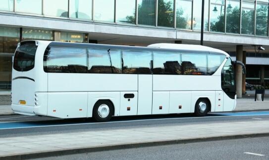 Wynajem autokarów a bezpieczeństwo podróży – jakie standardy obowiązują?