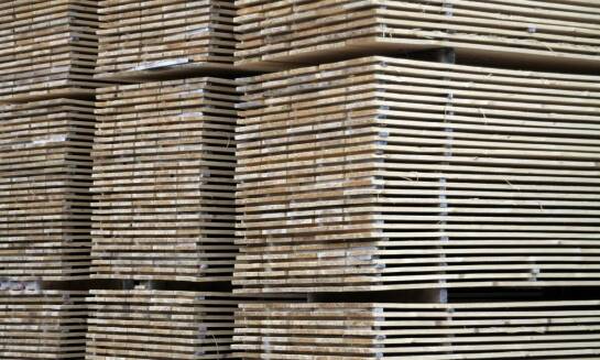 Jakie są zalety stosowania obróbki termicznej w produkcji palet drewnianych?