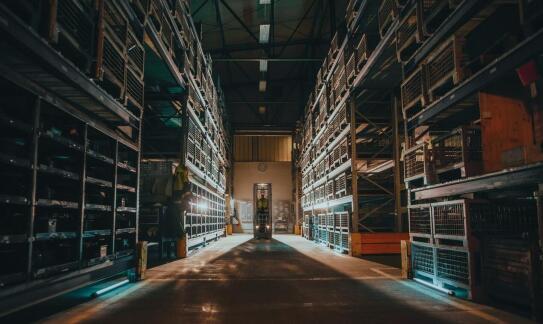 Jak regały metalowe wpływają na organizację przestrzeni w magazynach?