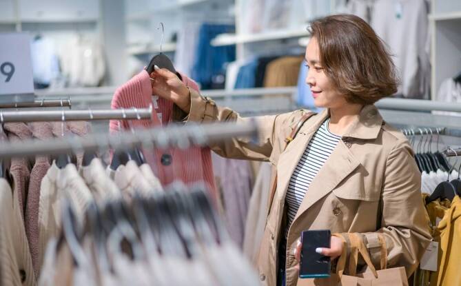 Jakie są zalety wyboru markowych akcesoriów z outletu dla codziennych stylizacji?