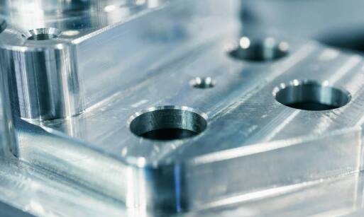 Dlaczego warto inwestować w obróbki blacharskie CNC dla budynków przemysłowych?