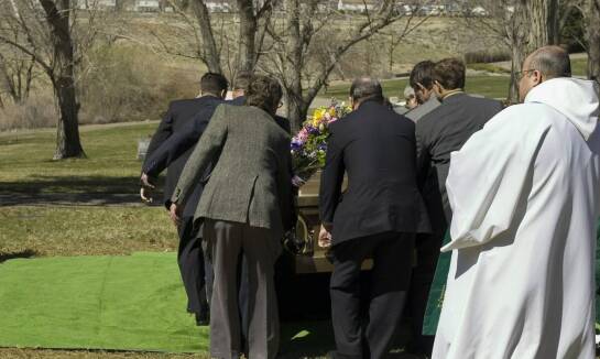 Kremacja a tradycyjny pochówek – jak wygląda ceremonia z urną?