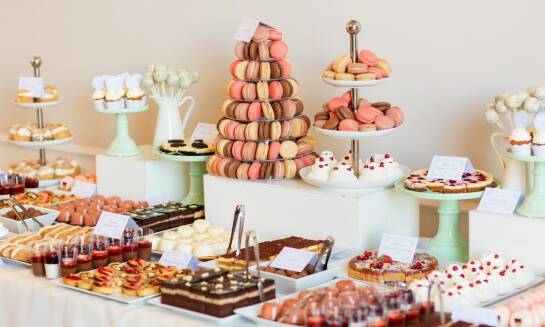 Dlaczego warto wybrać candy bar i bufet kawowy na wesele?