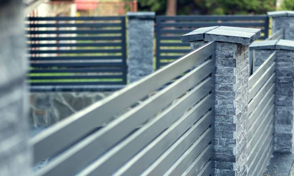 Różnorodność w projektowaniu ogrodzeń - jak łączyć style i materiały?