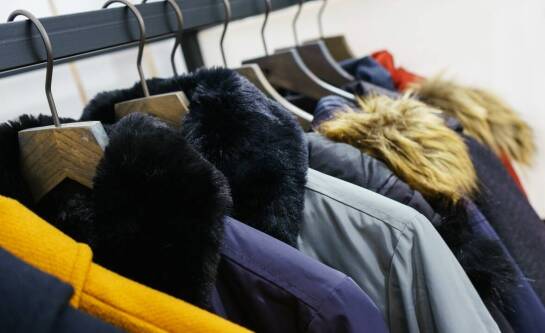 Jakie materiały zapewniają ciepło w kurtkach zimowych damskich?