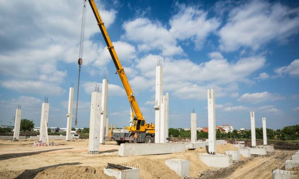 Wynajem żurawi jako wsparcie dla transportu maszyn przemysłowych