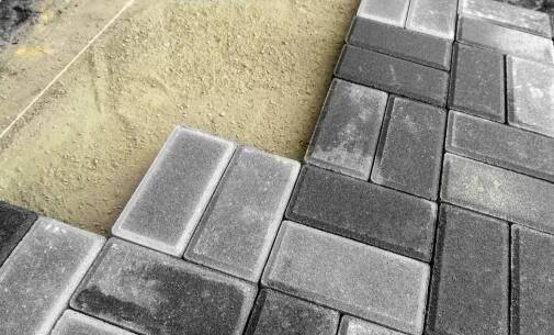 Jak jakość materiałów wpływa na trwałość i estetykę nawierzchni z kostki brukowej?
