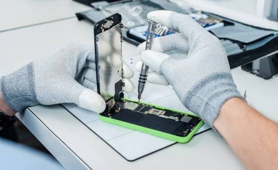 Dlaczego warto oddać iPhone'a po zalaniu do serwisu?