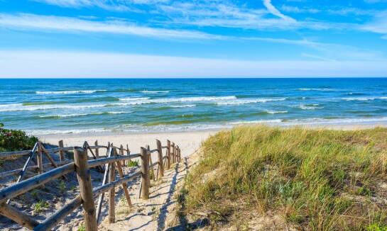 Dlaczego warto wybrać wakacje nad morzem z dostępem do czystej plaży?