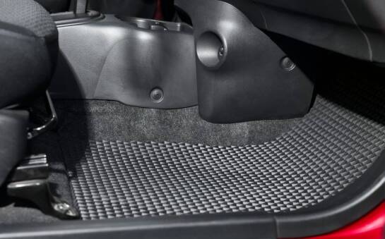 Dlaczego warto zwrócić uwagę na materiał dywaników bagażnikowych?