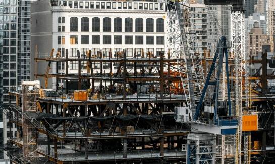 Budowa hali produkcyjnej: na co zwrócić uwagę?