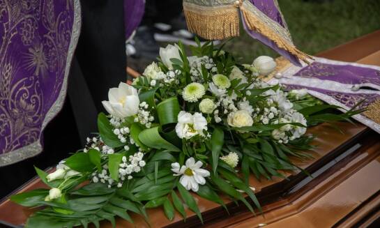 Rola muzyki i kwiatów w ceremoniach kremacyjnych – na co zwrócić uwagę?