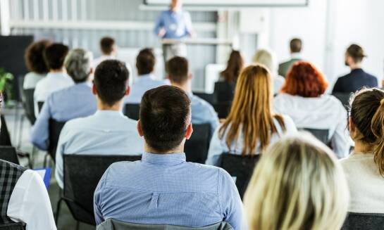 Jakie są najlepsze praktyki przy organizacji hybrydowych konferencji?