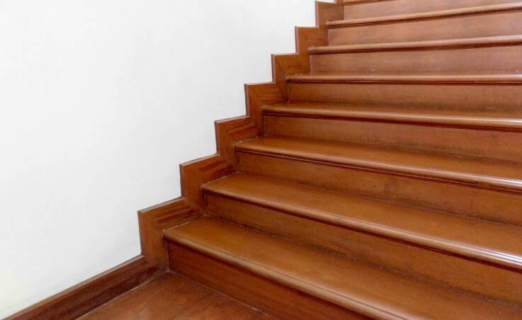 Jakie są koszty związane z realizacją schodów drewnianych?