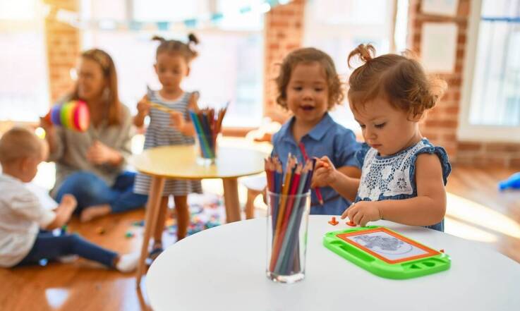 Jak przedszkole językowe organizuje teatrzyki jako element edukacyjny?