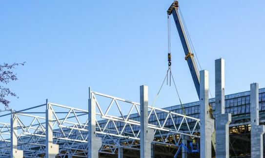 Jak budowanie hal stalowych wpływa na optymalizację kosztów w przemyśle?