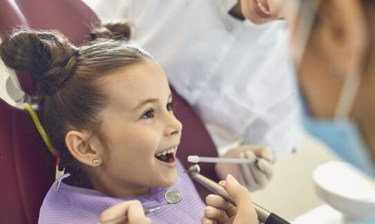 Leczenie w narkozie u dentysty dziecięcego: kiedy warto rozważyć?