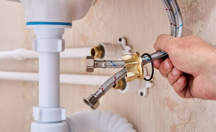 Instalacje sanitarne – dlaczego warto zlecić ich montaż profesjonalistom?