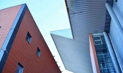 Porównanie parapetów aluminiowych z innymi materiałami – co wybrać?