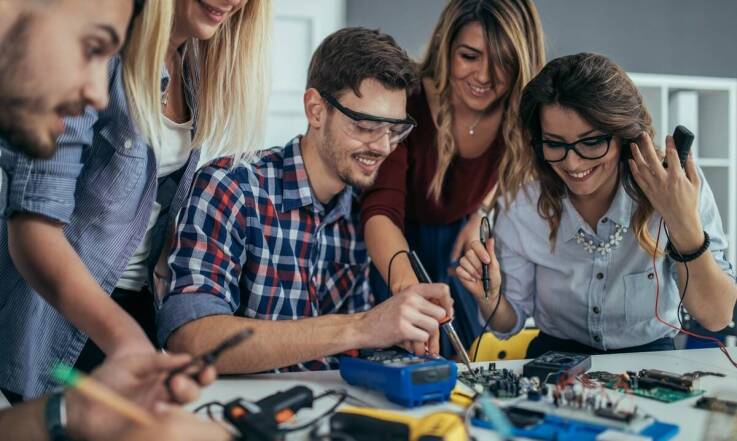 Jakie są korzyści z uczestnictwa w zajęciach rozszerzonych w technikum?