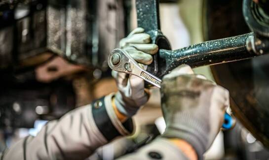 Wpływ prawidłowych momentów dokręcania na stabilność urządzeń rolniczych i leśnych