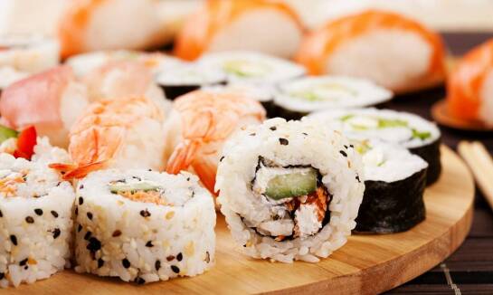 Najlepsze propozycje sushi na romantyczną kolację z dostawą