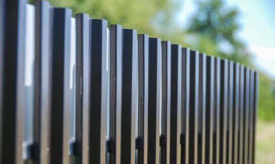 Najnowsze trendy w projektowaniu ogrodzeń z użyciem sztachet metalowych grafitowych
