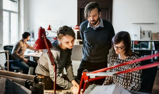 Wpływ doświadczenia projektantów na efektywność tłoczników