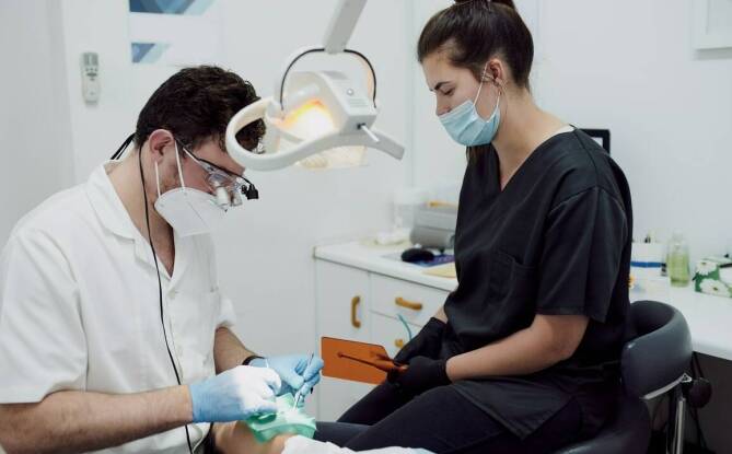 Jak przebiega proces usuwania kamienia nazębnego w nowoczesnym gabinecie?