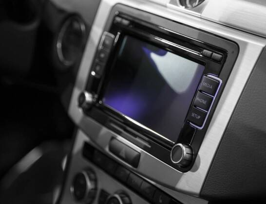 Elektryk samochodowy a naprawa systemów audio-video w pojazdach
