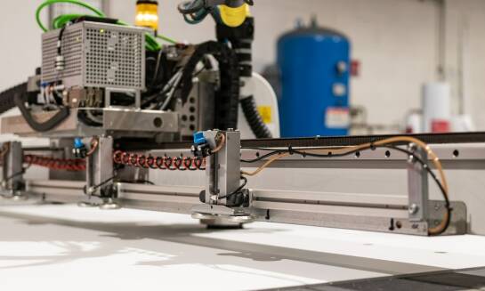 Krojenie materiałów z wykorzystaniem nowoczesnego oprogramowania – zalety i wyzwania