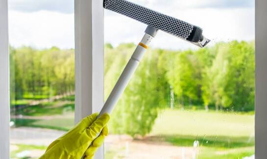 Mycie okien w biurowcach – jakie metody stosujemy dla najlepszych efektów?